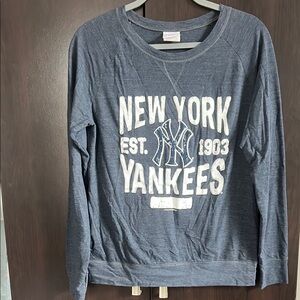 Women’s NY Yankees Long Sleeved Tee